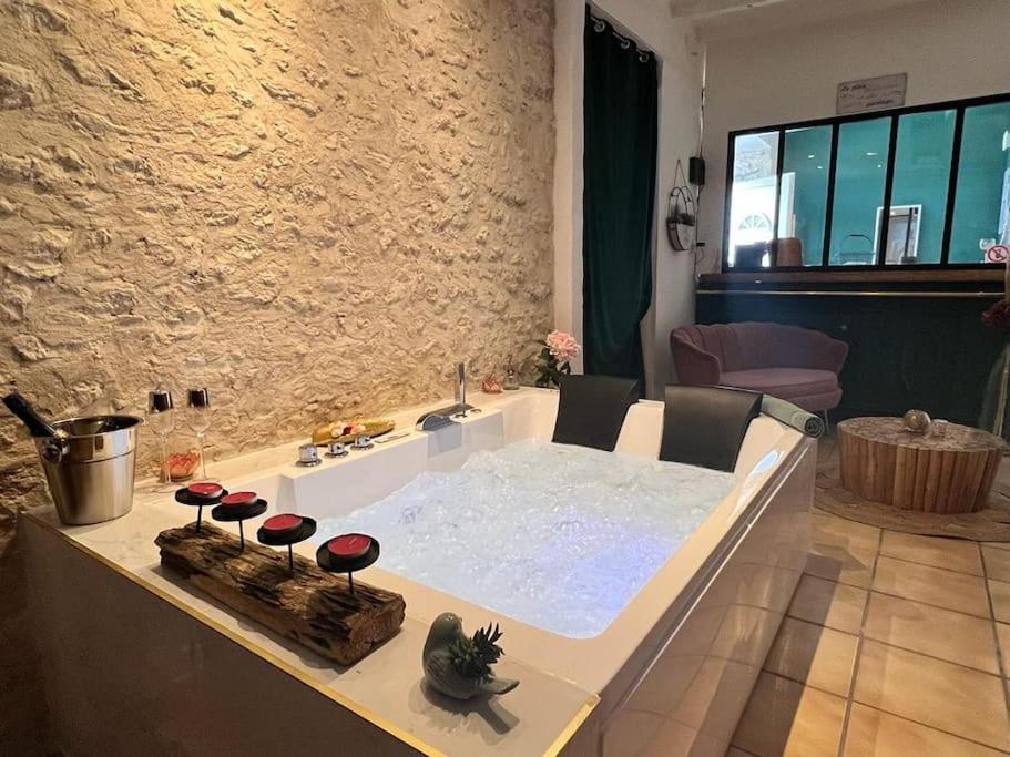 Suite Romance - Jacuzzi Moret-sur-Loing Kültér fotó